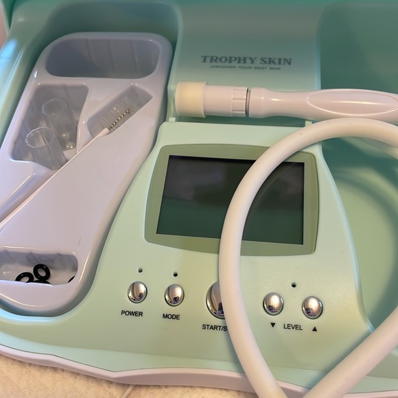 MicrodermMD trophy skin at-home microdermabrasion system. - Picture 3 of 3